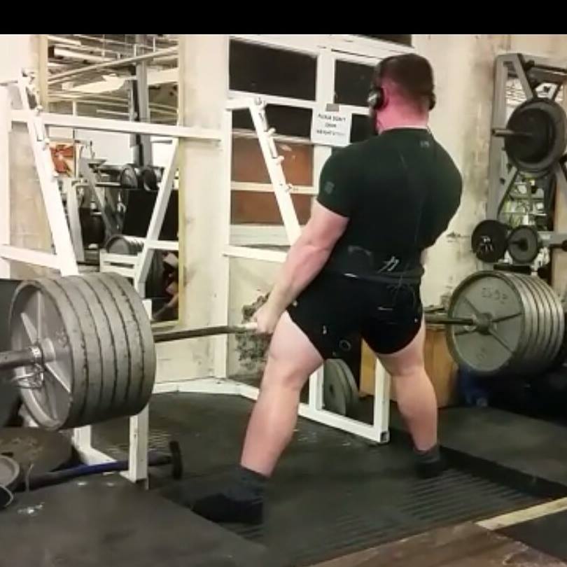 example of the sumo deadlift
