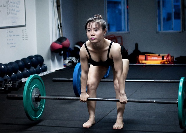 Woman deadlifting showing the hip hinge exercise